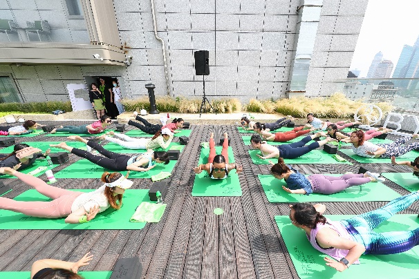 图片包含 建筑, 桌子, 室内, 躺
描述已自动生成