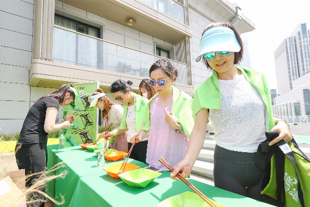 图片包含 人, 建筑, 桌子, 蛋糕
描述已自动生成