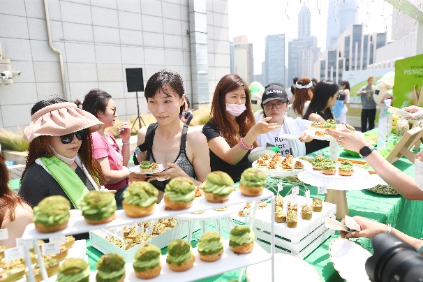 一群人在桌子前吃东西
描述已自动生成