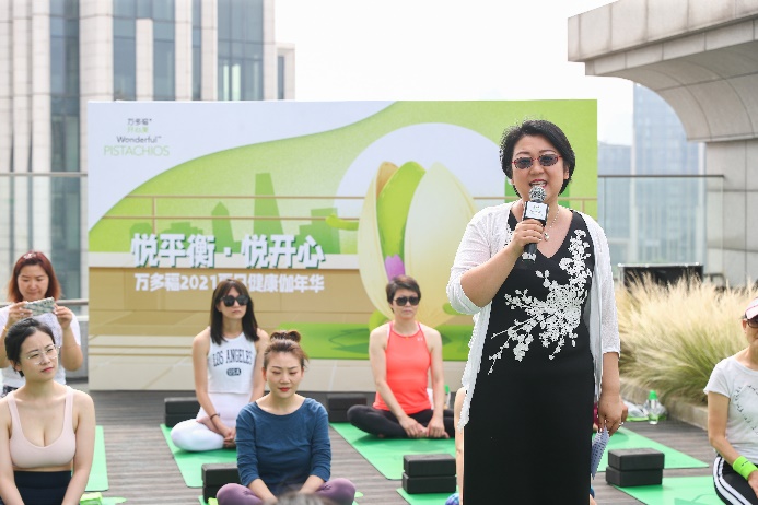 一群人站在一起
中度可信度描述已自动生成